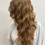 Scopri il nuovo ghd Wave da Manu Style Hair Salon: onde perfette, capelli luminosi e styling professionale in pochi secondi.