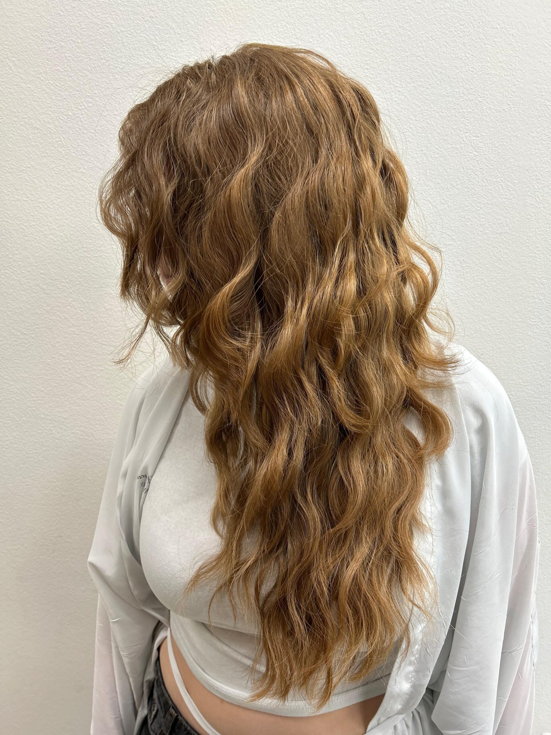 Scopri il nuovo ghd Wave da Manu Style Hair Salon: onde perfette, capelli luminosi e styling professionale in pochi secondi.